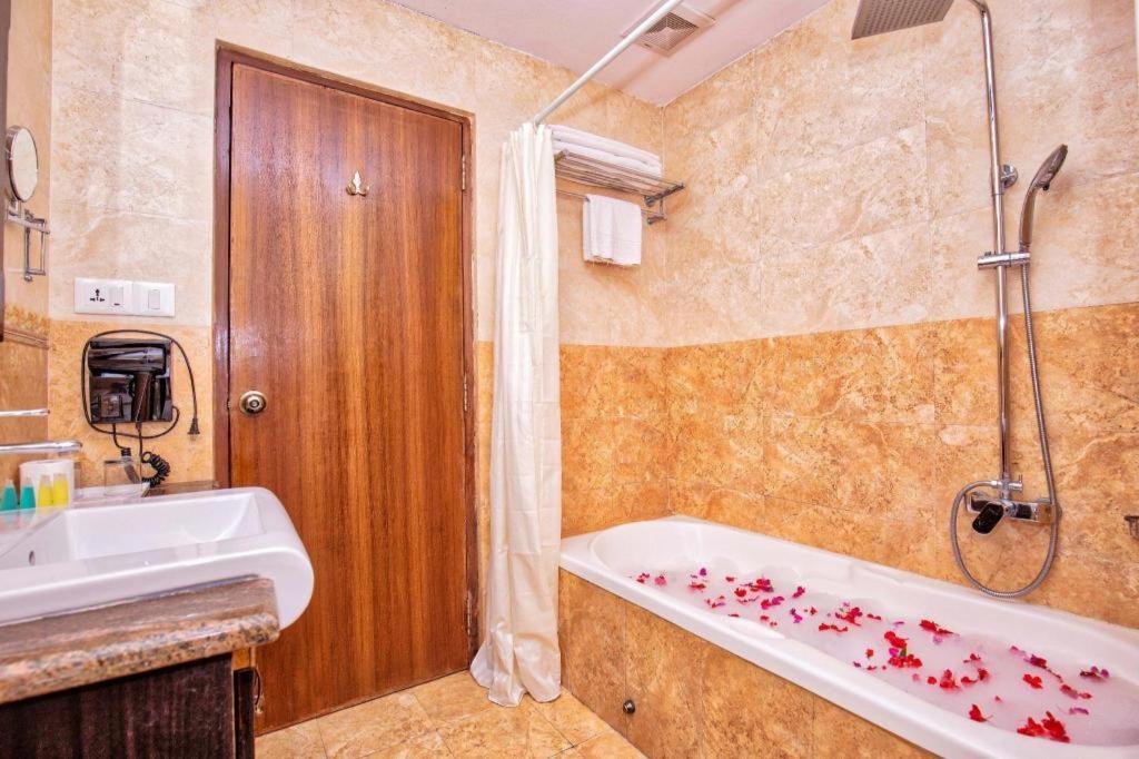 Da Yatra Courtyard Hotel & Resort Pokhara Exterior foto